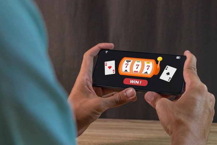 Pengguna memeriksa alur penarikan di mobile